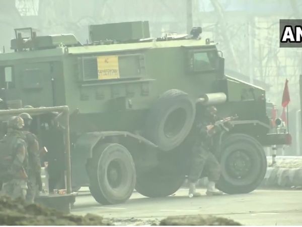 J&K: सुरक्षा बलों ने 3 आतंकियों को मार गिराया, पाकिस्‍तानी आकाओं के इशारे पर छिपाए हथियार बरामद