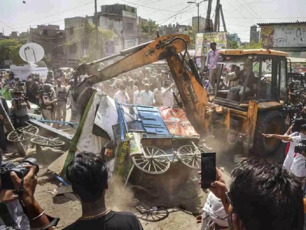 South Delhi Municipal Corporation, Encroachment, Delhi Police, Bulldozer