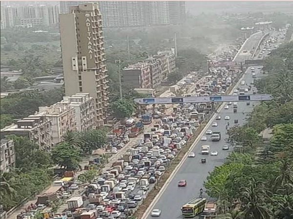 Traffic on Eastern Express Highway and Jogeshwari Vikhroli Link Road mumbai