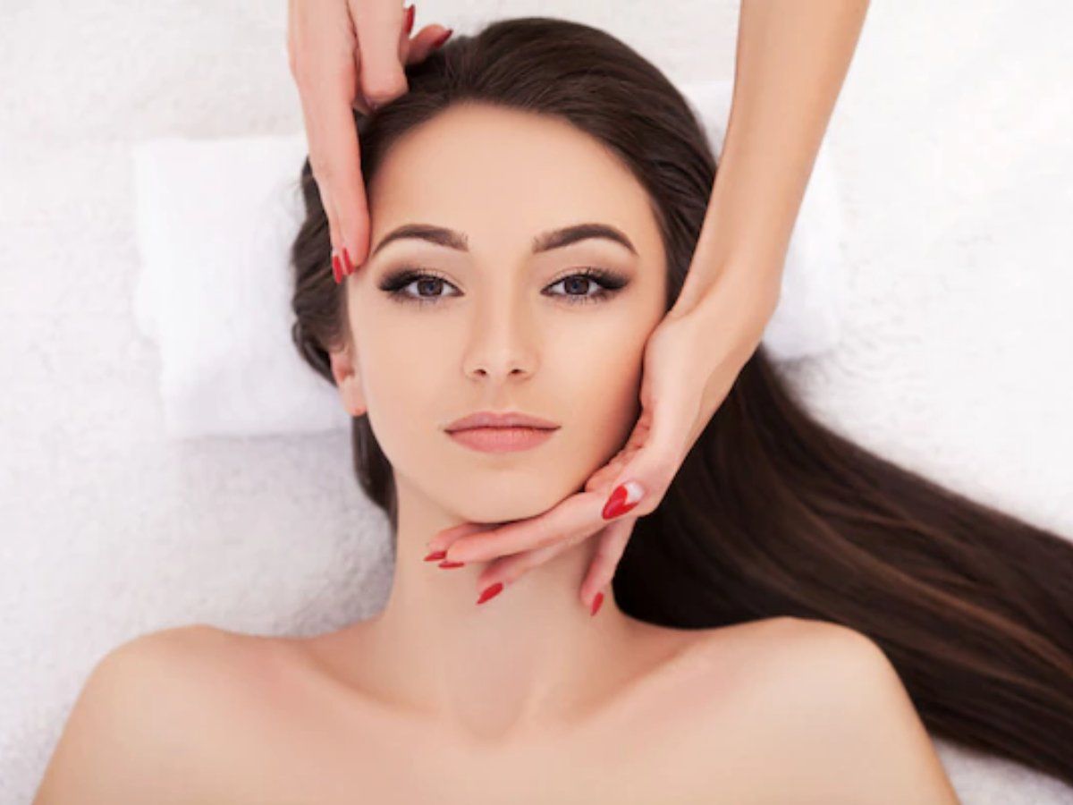 Facial Tips: महंगे पार्लर क्यों जाना? जानें कैसे करें घर में ही आसान तरीके से फेशियल