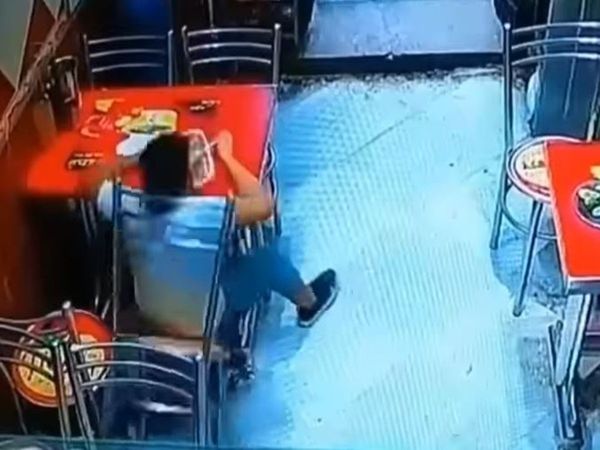 restaurant viral video man falls off chair funny viral video in hindi
