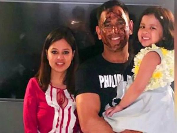 ms dhoni wife wife sakshi and daughter ziva
