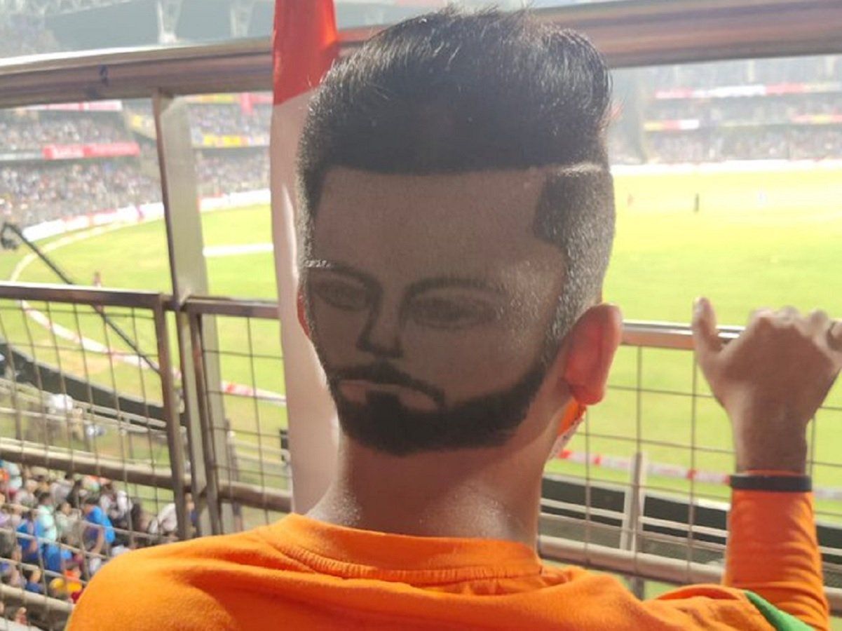 Virat Kohli Fan: स्टेडियम में दिखा विराट कोहली का दीवाना, हेयरकट में बनवा डाला कप्तान का चेहरा