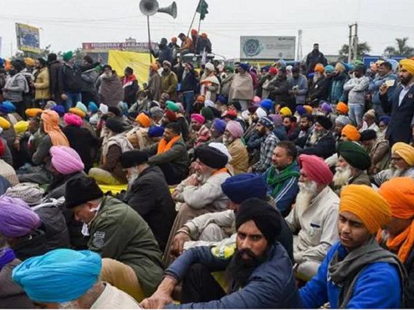 कृषि कानूनों के खिलाफ आंदोलन पर बैठे किसान (फाइल फोटो)