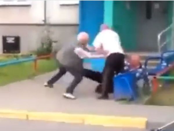 Funny Fight Video old men fight on road viral video in hindi
