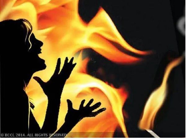 महिला ने आग लगाकर कर ली खुदकुशी, वीडियो बनाता रहा पति