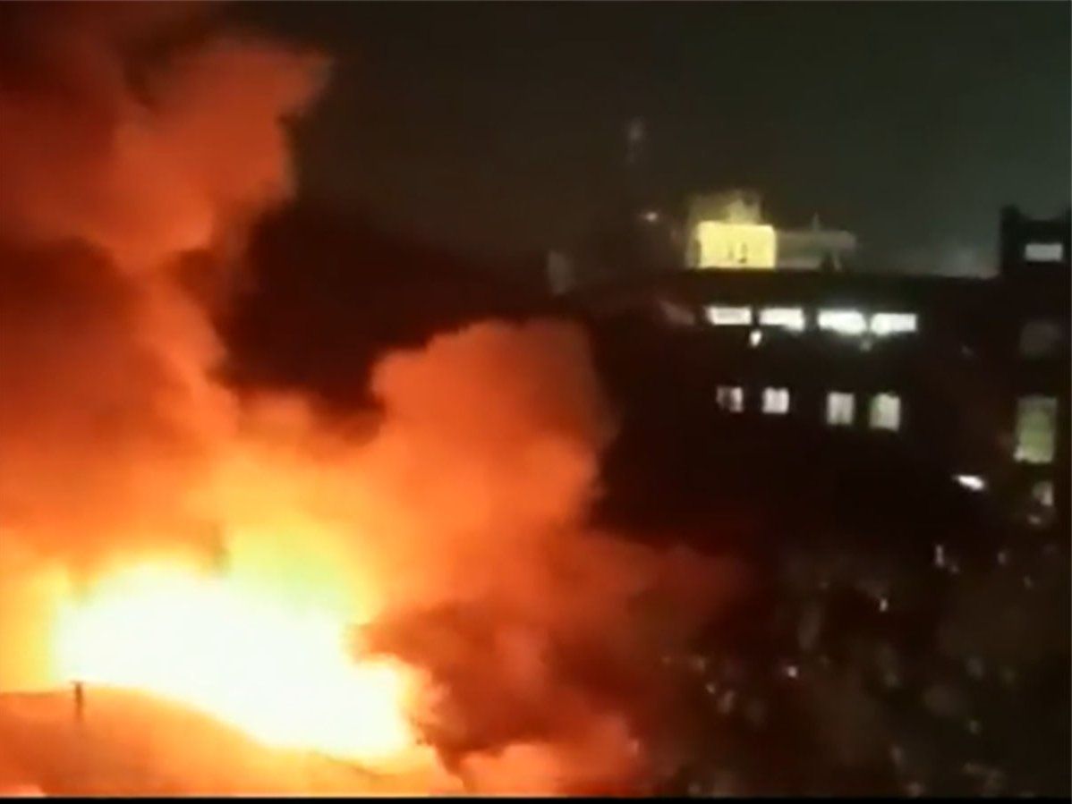 Kolkata Fire: कोलकाता के जोराबागान की घनी बस्ती में लगी आग, मौके पर फायर टेंडर, बचाव कार्य जारी, देखें Video