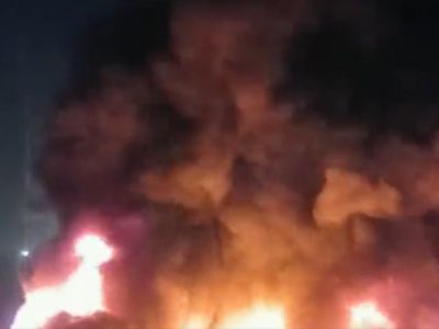 Fire breaks out in leather factory godown of Kolkata, watch video - कोलकाता  की लेदर फैक्‍ट्री में भीषण आग, दहला देने वाला है आग की लपटों का वीडियो |  Times Now Navbharat
