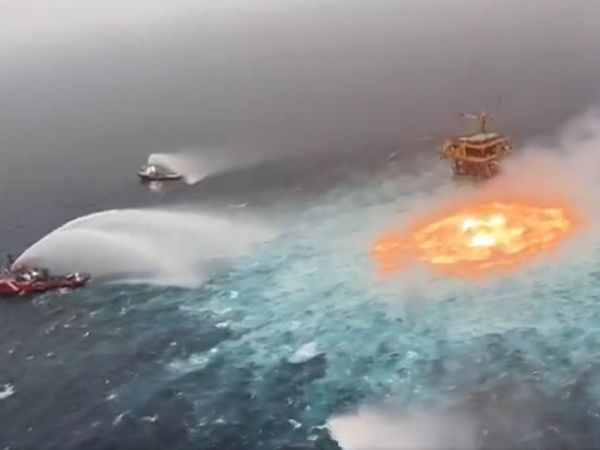 समुद्र की सतह पर उठती आग की लपटों ने लोगों को हैरान कर दिया है