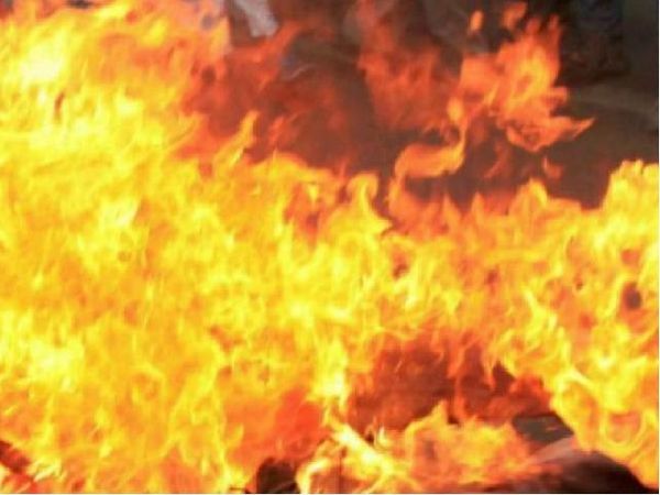 Maharashtra: A woman teacher set ablaze by a man in Hinganghat area in Wardha
