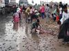 Fish Loot competition among people to catch fish in Bihar people arrived with plate bowl helmet video viral