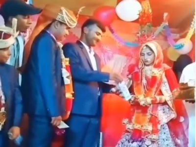 Shadi Viral Video Man Amazing Gift to Bride Funny Viral Video in Hindi, शादी में दुल्हन को दिया ऐसा गिफ्ट, सब रह गए हक्के-बक्के, वीडियो वायरल Shadi Viral Video Man Amazing Gift to Bride Funny Viral Video in Hindi, शादी में दुल्हन को दिया ऐसा गिफ्ट, सब रह गए हक्के-बक्के, वीडियो वायरल