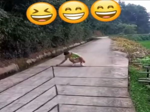 viral man something doing unique on road then what happened watch funny video in hindi