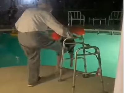 Funny Video: स्विमिंग पुल में जाने से डर रहा था बच्चा, बुजुर्ग ने पीछे से  जो किया उसे देख छूट जाएगी हंसी, Swimming pool video Old man kick to child  watch funny