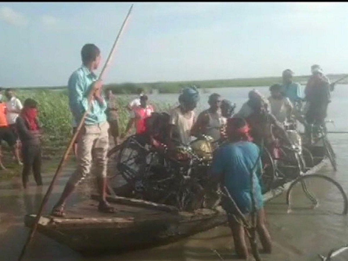 Kushinagar Boat Accident: गंडक नदी में नाव पलटी, तीन की मौत, सात बचाए गए