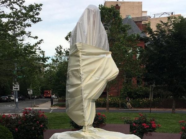 अमेरिका में प्रदर्शन का दौर जारी, भारतीय दूतावास के बाहर महात्‍मा गांधी की प्रतिमा को भी पहुंचा नुकसान