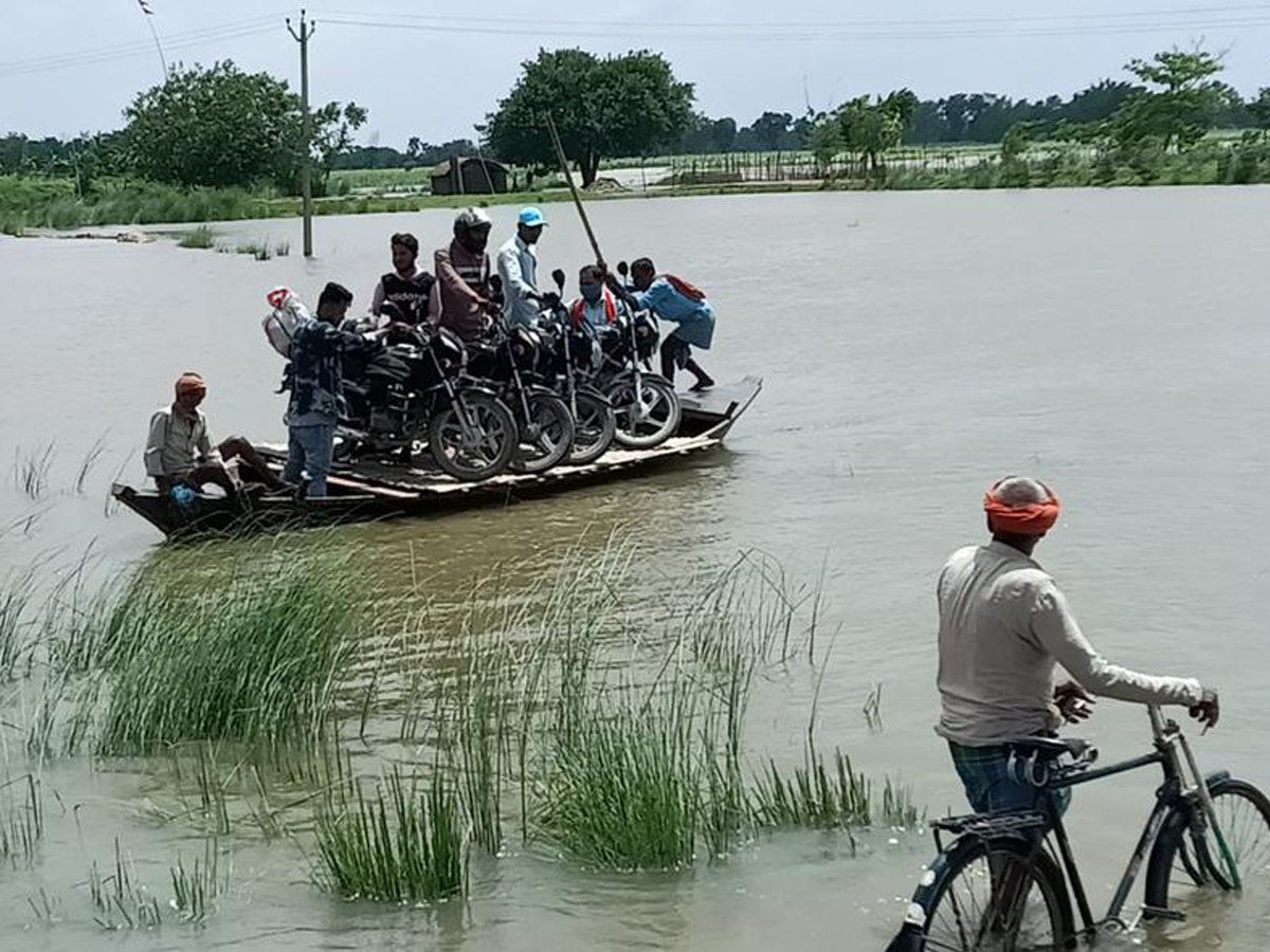 Bihar Flood : उफान पर नदियां, मानसून से पहले बारिश बनी आफत, सुरक्षित ठिकानों की तलाश में लोग, Pics