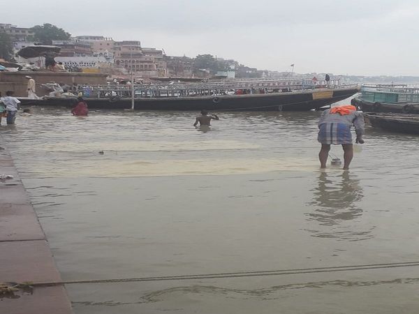 dead body of elderly drowned in ganga found in varanasi