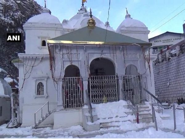 विध‍िवत पूजन के बाद बंद हुए गंगोत्री धाम के कपाट, श्रद्धालुओं ने की मां गंगा की अराधना