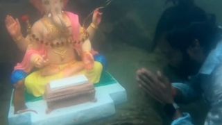 Video: गणपति विसर्जन का सबसे अनोखा अंदाज, शख्स ने जीता दिल