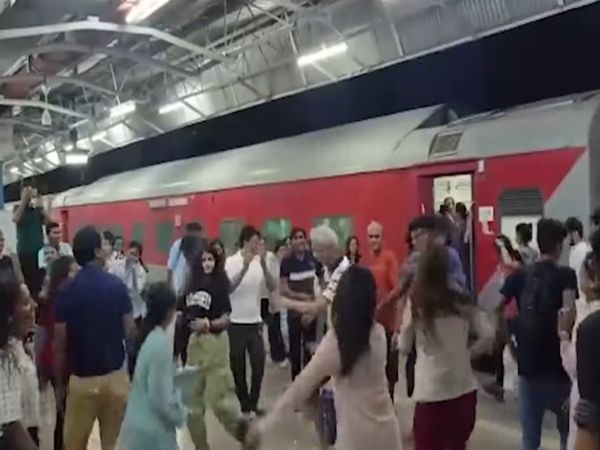 Passenger started garba on ratlam station video goes viral