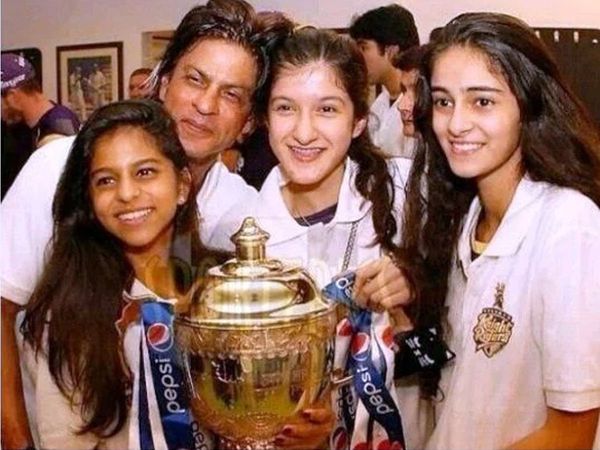 Shah Rukh Khan Wife Gauri khan parties with friends he Use to Did babysit Suhana Khan, Shanaya Kapoor, Ananya Panday