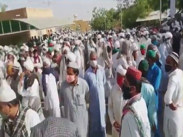 COVID-19 norms violation in Muslim Dharma Guru Maulana Ghazi Fakir's funeral in Jaisalmer, watch video