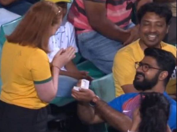 Spectator proposes Girlfriend in SCG