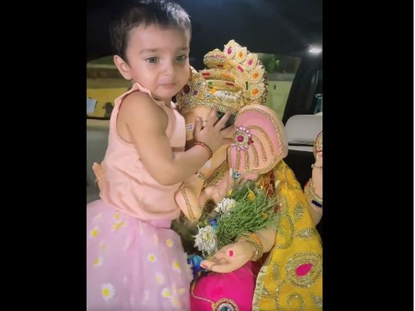 girl started crying bitterly on the farewell of Bappa Emotional Video Goes Viral