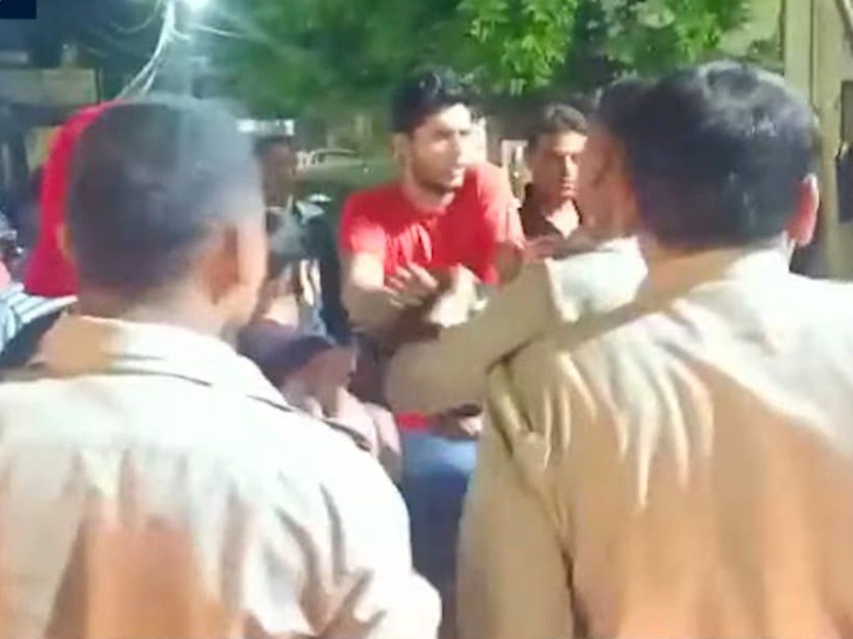 Ghaziabad Viral: Two Girls Beat Up A Young Man When The Scooty Collided ...