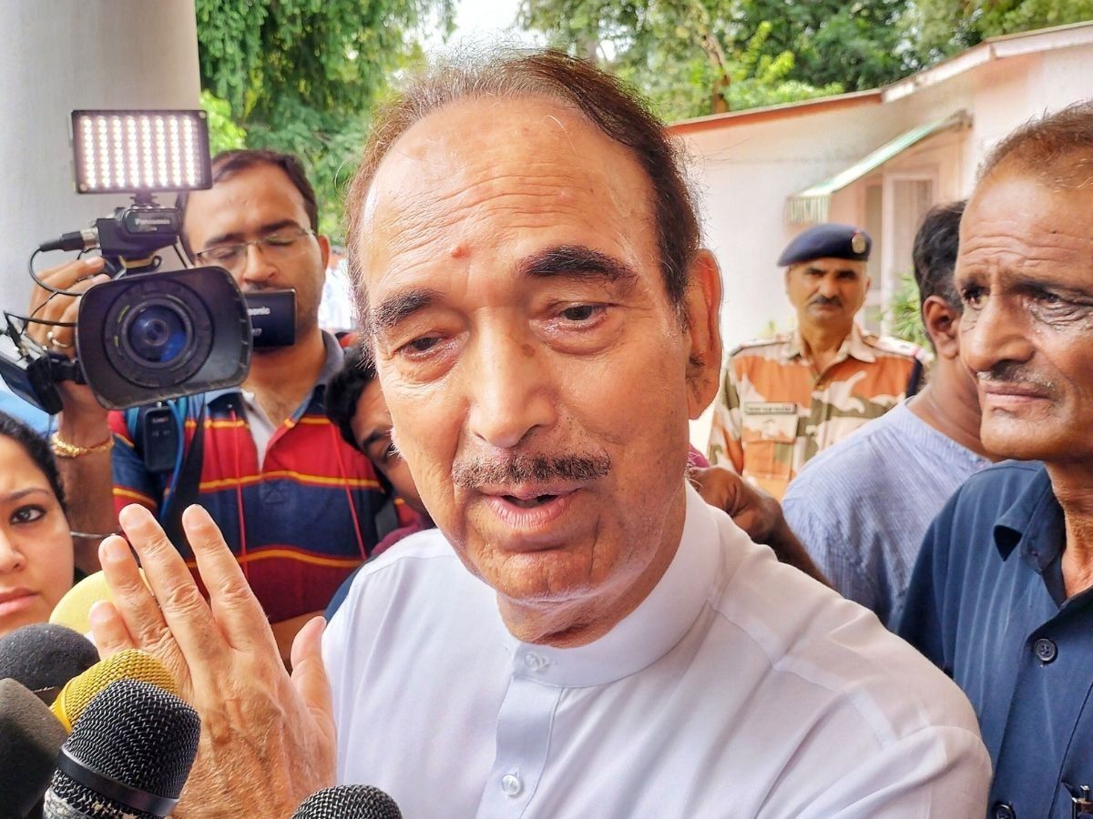 कांग्रेस ‘बीमार’, दुआ नहीं दवा चाहिए पर 'कंपाउंडर' कर रहे इलाज- आजाद का प्रहार; राहुल पर कही यह बात