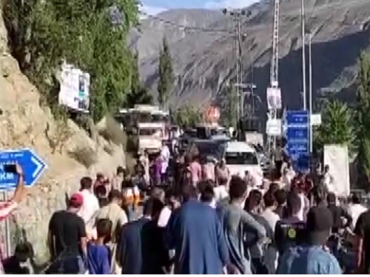 Gilgit-Baltistan में सड़क पर उतरे लोग, बुनियादी सुविधाओं के लिए तरसे लोग, इमरान खान की पार्टी के खिलाफ गुस्सा