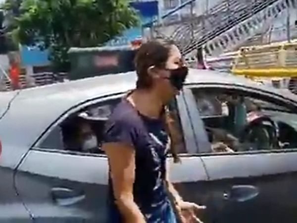 Lucknow: Girl loses cool over police when stopped on barricade, challaned Video