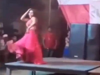 Funny Dance Video girl dance viral video in hindi, हाहाकारी डांस करते-करते  लड़की ने किया कुछ ऐसा, वीडियो देख खुली रह गई लोगों की आंखें