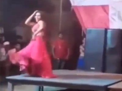 Funny Dance Video girl dance viral video in hindi, हाहाकारी डांस करते-करते लड़की ने किया कुछ ऐसा, वीडियो देख खुली रह गई लोगों की आंखें Funny Dance Video girl dance viral video in hindi, हाहाकारी डांस करते-करते लड़की ने किया कुछ ऐसा, वीडियो देख खुली रह गई लोगों की आंखें