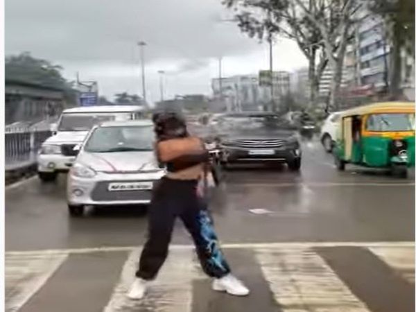 Dance Viral Video social media influencer Shreya dance on road viral video in hindi