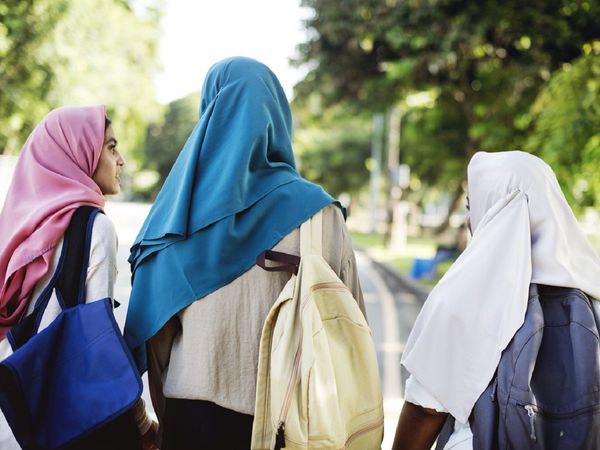  हिजाब, नमाजी टोपी के साथ पाकिस्‍तान में वैलेंटाइन मनाएंगे मेडिकल स्‍टूडेंट्स! कॉलेज ने जारी किया फरमान (तस्‍वीर साभार : iStock)