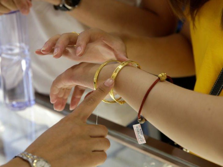 Gold Investment: रिकॉर्ड ऊंचाई पर पहुंचा सोना, 2018 से अब तक 60% बढ़ी कीमत, इसमें ऐसे करें निवेश