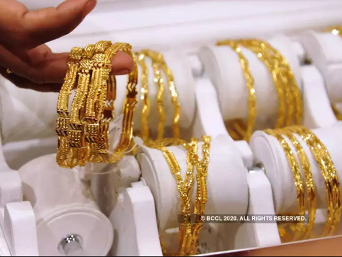 Gold Price Today 01 October: सोना हुआ गरम, चांदी हुई नरम, 14 से लेकर 24 कैरेट का ये है ताजा भाव