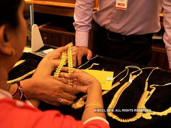 Gold price today declines by Rs 640 silver plunges Rs 3112 know 24 carat, 22 carat rates on 19 August 2020
