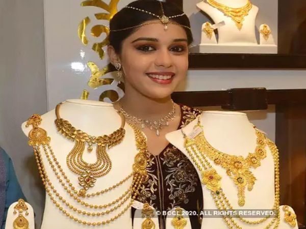 Gold price today fall Rs 243 Silver declines by Rs 216 know 24, 22 carat rates on 21 December 2020