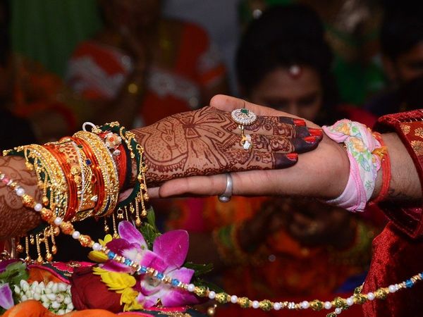 Gold price today falls Rs 118 Silver drops Rs 875 know 24, 22 carat rates on 09 December 2020