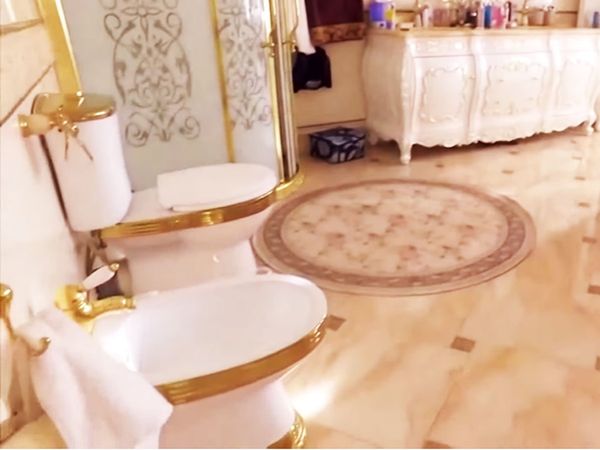 An Russian traffic officer's house was caught gold toilet seat and many more gold iteme in house viral video
