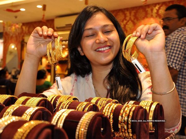 Gold price today plunges Rs 717, Silver declines Rs 1274 know 14 to 24 carats rates on 17 February 2021