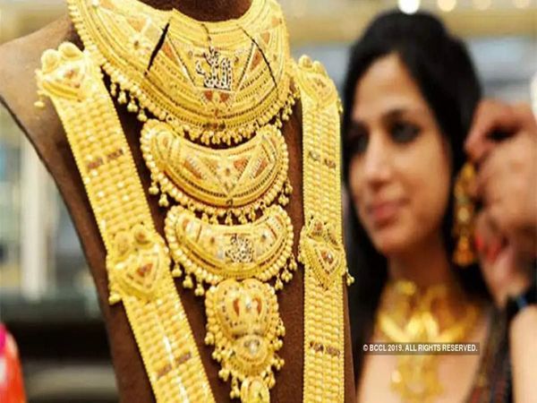 Gold, silver prices Today are decreasing continuously, now near two-week low on 4 June 2021