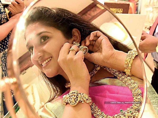 Gold price today declines Rs 232, Silver tanks Rs 1,955 know 14 to 24 carat rates on 03 February 2021 