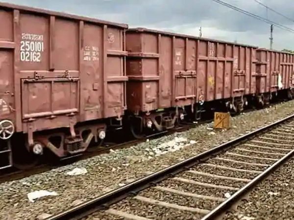  Goods train going to west bengal seized in pakur jharkha