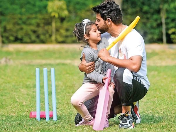 suresh raina wih his daughter garcia