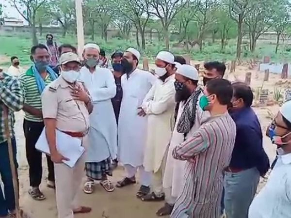 people gathered in a grave yard after rumor spread that dead person is alive in Sikar