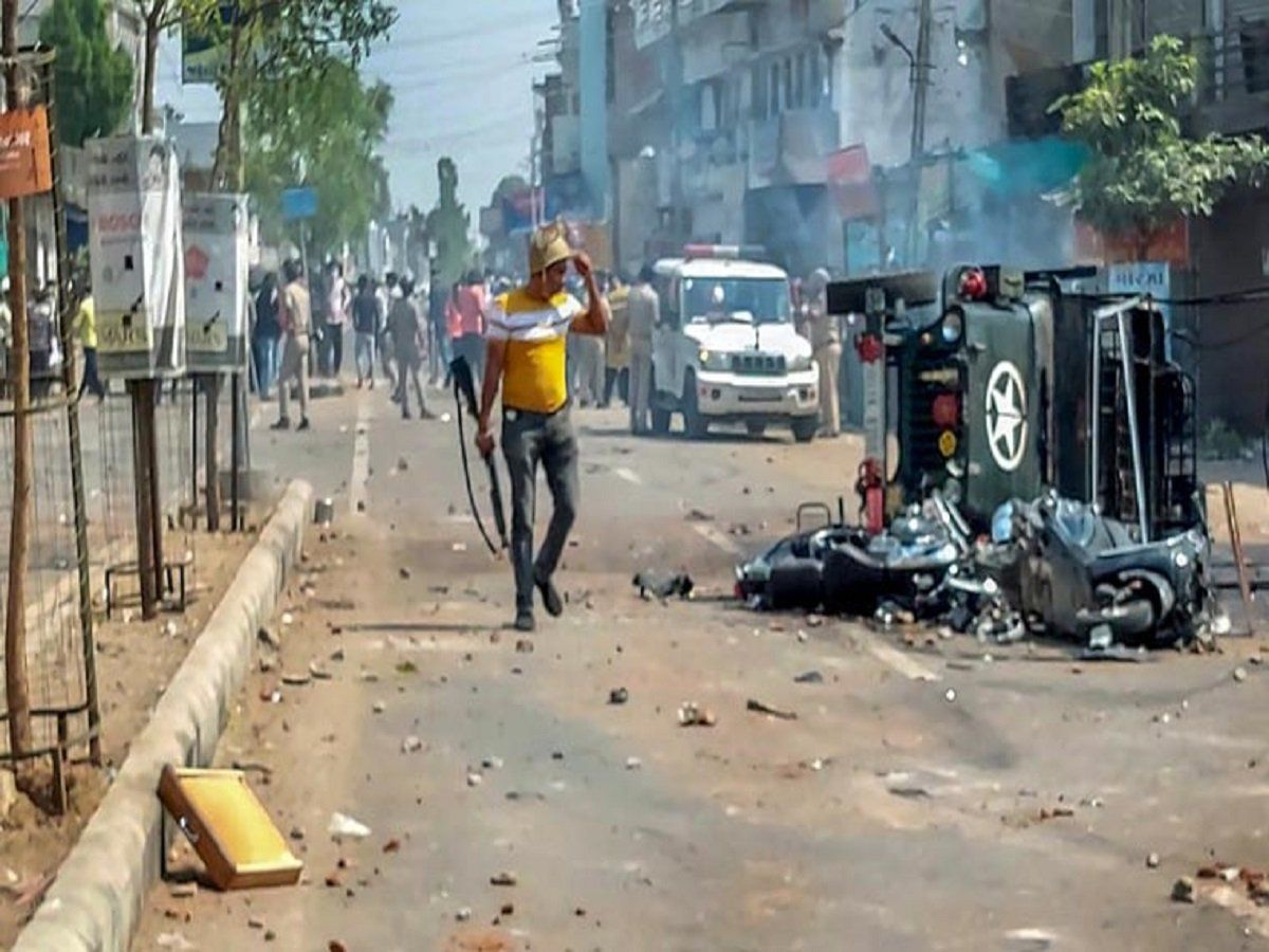 गुजरात: हिम्मतनगर में दंगाई के घरों पर मिले पेट्रोल बम, ड्रोन कैमरे से हुआ साजिश का खुलासा